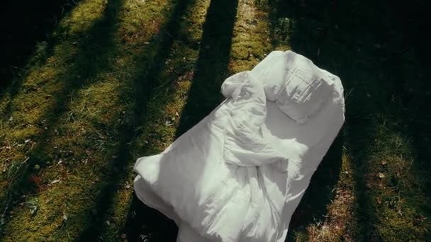 Beyaz Çarşaflı Ketenli Bir Yatak Yeşil Bir Çam Ormanının Ortasındadır — Stok video