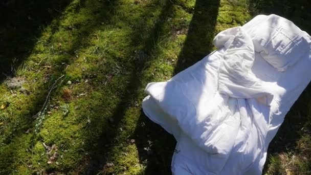 Łóżko Białymi Prześcieradłami Pościelą Znajduje Się Środku Zielonego Lasu Sosnowego — Wideo stockowe