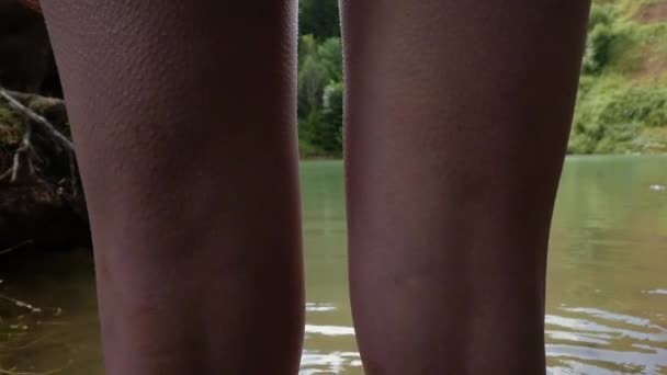 Les Jambes Les Genoux Une Belle Fille Sur Rive Lac — Video