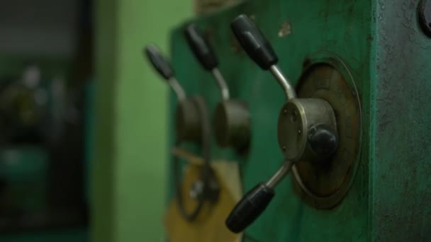 Eine Fabrikausrüstung Ein Grüner Mechanismus Mit Einigen Knöpfen Und Reglern — Stockvideo