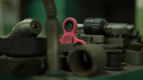 Een Rode Spinner Wordt Geplaatst Tussen Fabrieksmechanismen Andere Apparatuur Liggen — Stockvideo