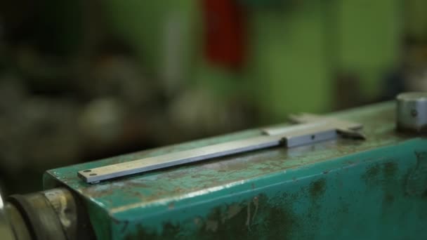 某种装置的金属表面上的铁滑块 一个工厂工人的手正在握住滑动的卡尺 — 图库视频影像