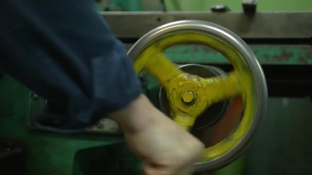 Een Fabrieksarbeider Draait Met Zijn Vuist Een Metalen Wiel Van — Stockvideo