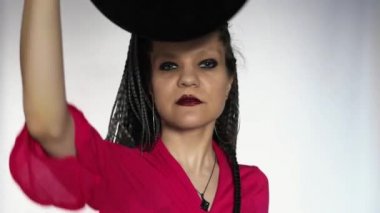 Kızıl saçlı, uzun gri afro örgülü ve koyu renk makyajlı gotik bir kız vinil plakla oynuyor. Vinil plak mağazası ya da müzik mağazası için yaratıcı bir konsept..