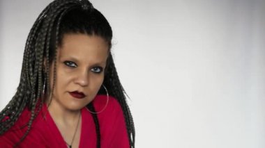 Kızıl saçlı, uzun gri afro örgülü ve koyu renk makyajlı gotik bir kız vinil plakla oynuyor. Vinil plak mağazası ya da müzik mağazası için yaratıcı bir konsept..