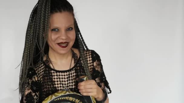 Ein Gothic Girl Mit Langen Grauen Afro Zöpfen Und Dunklem — Stockvideo