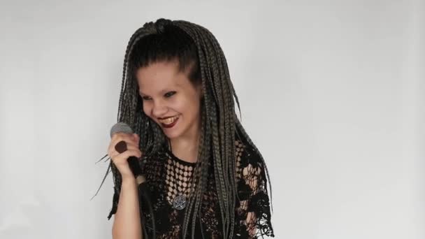 Gotycka Dziewczyna Długimi Szarymi Afro Warkoczami Ciemnym Makijażem Śpiewa Mikrofonu — Wideo stockowe