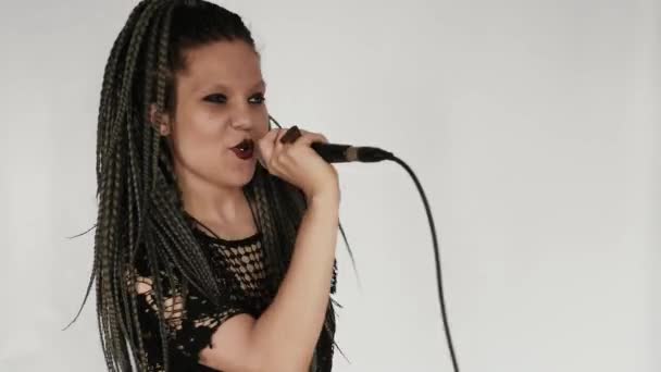 Gotisk Flicka Med Långa Grå Afro Flätor Och Mörk Make — Stockvideo