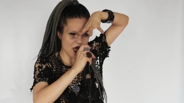 Una Chica Gótica Con Largas Trenzas Afro Grises Maquillaje Oscuro — Vídeos de Stock