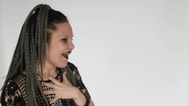 Uzun gri afro örgülü, koyu renk makyajlı garip gotik bir kız şaşırmış gibi davranıyor. Kozmetik, afro saç stili haidreseri veya moda şirketi için yaratıcı bir konsept..
