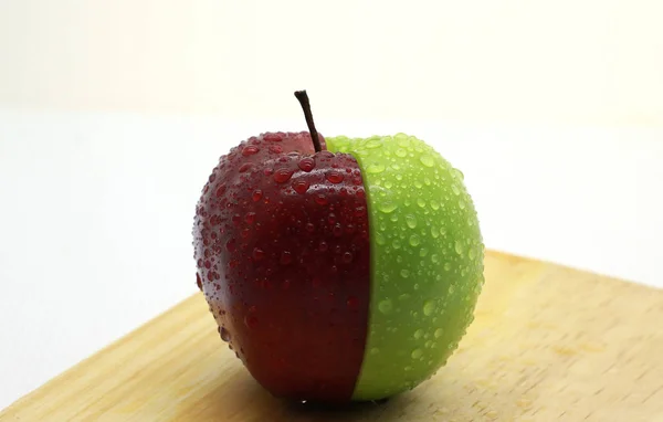 新鲜的红绿色苹果 — 图库照片