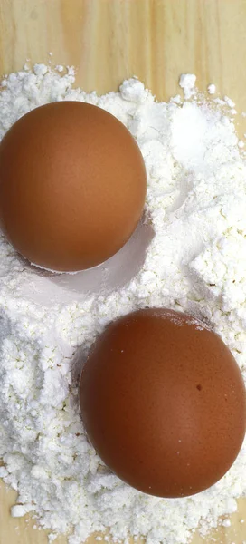 鸡蛋和面粉的照片 — 图库照片