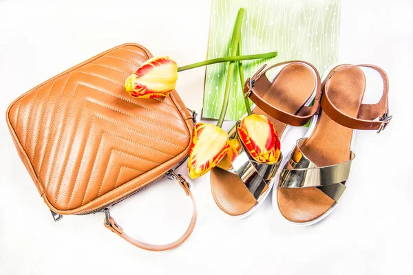 Kadın sandalet kahverengi çanta ve laleler