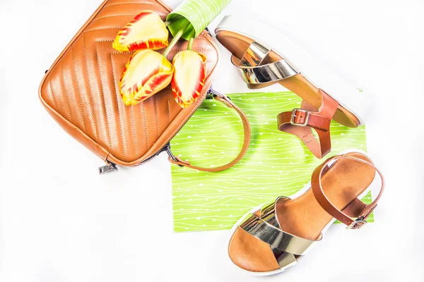 Kadın sandalet kahverengi çanta ve laleler