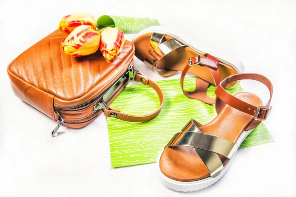 Kadın sandalet kahverengi çanta ve laleler