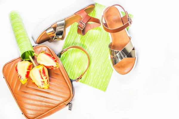 Kadın sandalet kahverengi çanta ve laleler