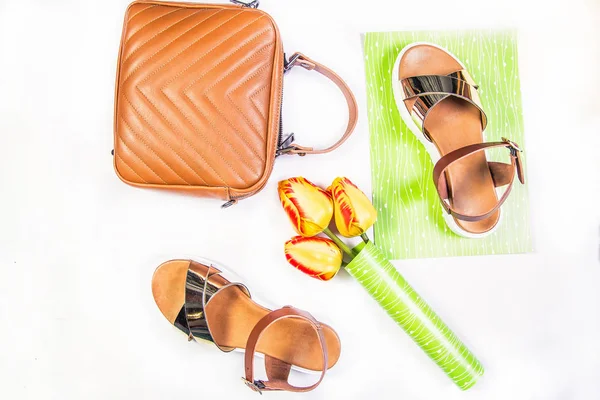 Kadın sandalet kahverengi çanta ve laleler