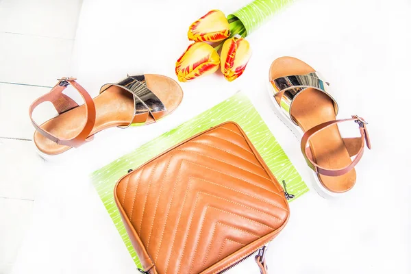 Kadın sandalet kahverengi çanta ve laleler