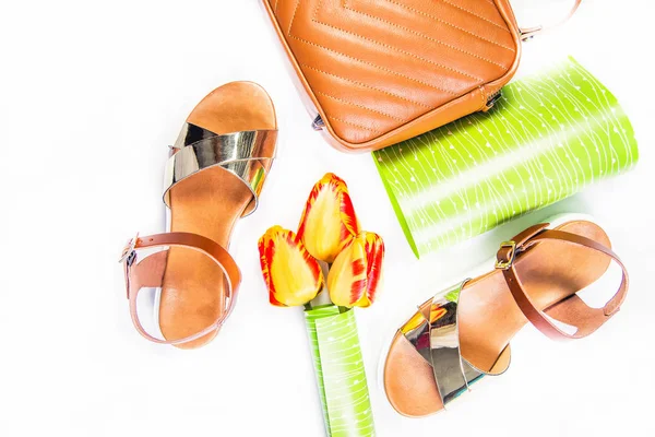 Kadın sandalet kahverengi çanta ve laleler