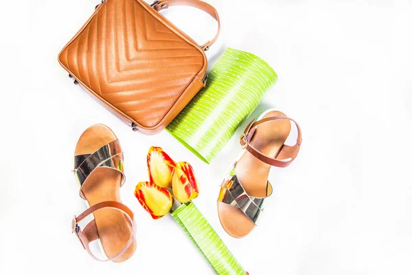 Kadın sandalet kahverengi çanta ve laleler