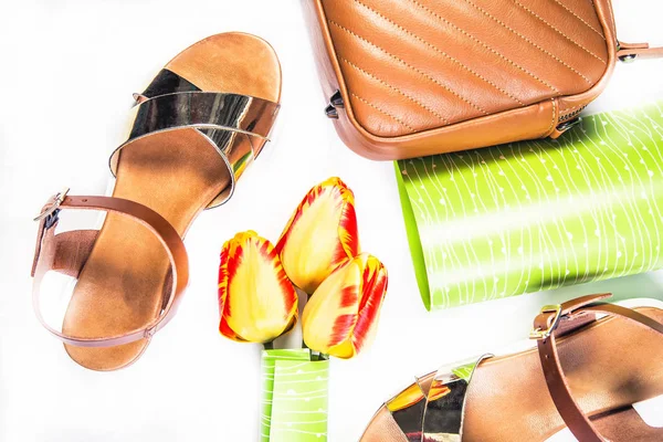 Kadın sandalet kahverengi çanta ve laleler