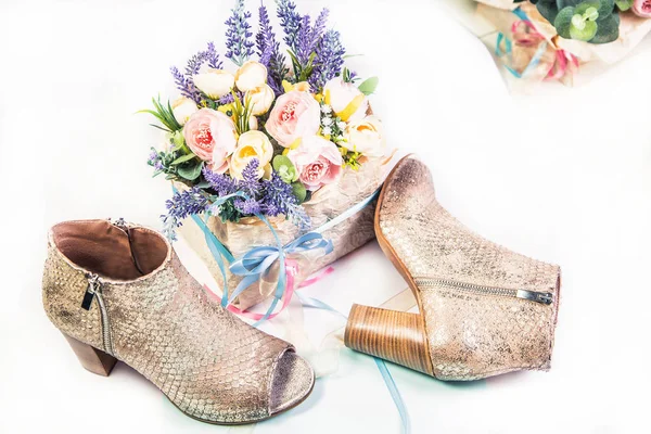 スタイリッシュな夏のサンダル 女性の靴 — ストック写真