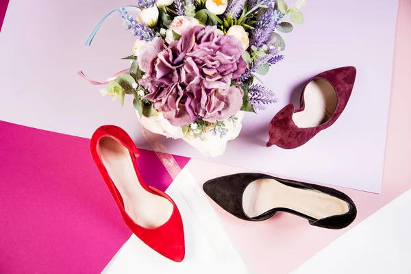 女性の靴 赤黒と紫の靴 — ストック写真