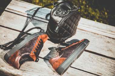 Kırmızı süet topuklu spor ayakkabı, siyah sırt çantası, kadın moda