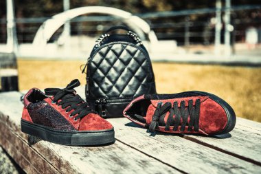 Kırmızı süet topuklu spor ayakkabı, siyah sırt çantası, kadın moda