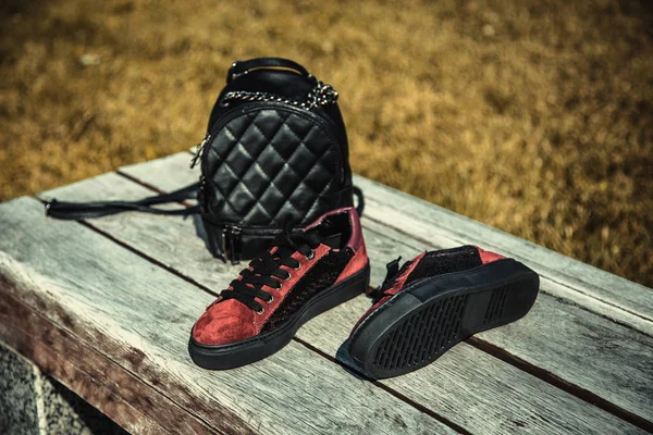 Baskets Daim Rouge Sac Dos Noir Mode Femme — Photo