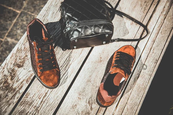 Kırmızı süet topuklu spor ayakkabı, siyah sırt çantası, kadın moda