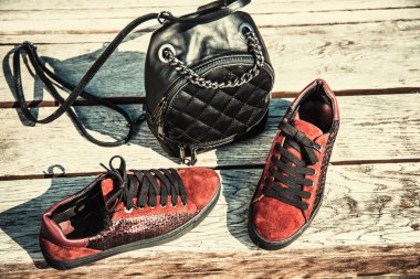 Kırmızı süet topuklu spor ayakkabı, siyah sırt çantası, kadın moda