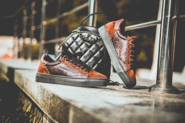 Kırmızı süet topuklu spor ayakkabı, siyah sırt çantası, kadın moda