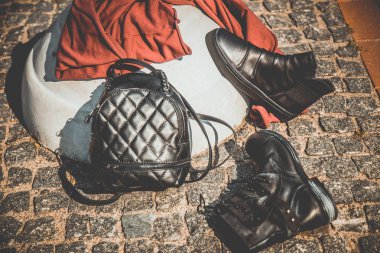 Siyah deri ayakkabı, Bayan Ayakkabı ve çanta