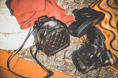 Siyah deri ayakkabı, Bayan Ayakkabı ve çanta