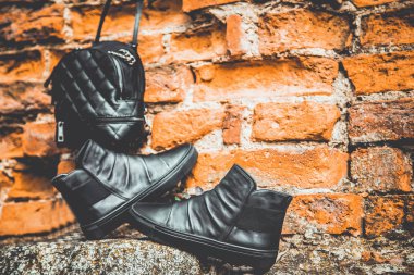 Siyah deri ayakkabı, Bayan Ayakkabı ve çanta