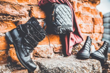 Siyah deri ayakkabı, Bayan Ayakkabı ve çanta