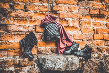 Siyah deri ayakkabı, Bayan Ayakkabı ve çanta