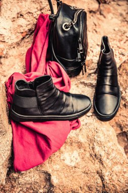 Siyah deri ayakkabı, Bayan Ayakkabı ve çanta