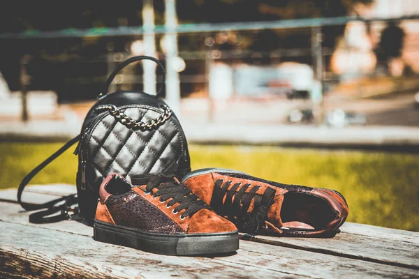 Röda Mocka Sneakers Och Svart Ryggsäck Dammode — Stockfoto