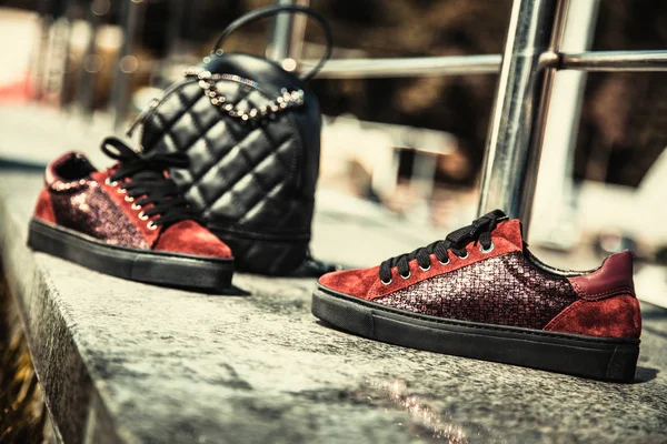 Zapatillas Deporte Gamuza Roja Mochila Negra Moda Femenina — Foto de Stock