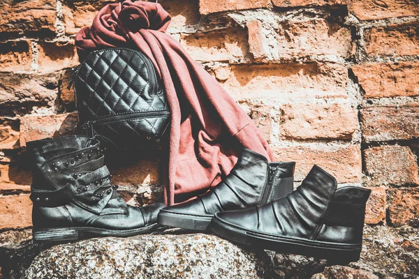 Svart Läder Sneakers Kvinnors Skor Och Handväskor — Stockfoto