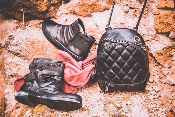 Svart Läder Sneakers Kvinnors Skor Och Handväskor — Stockfoto