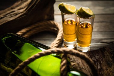 Tekila yığın ahşap arka plan üzerinde