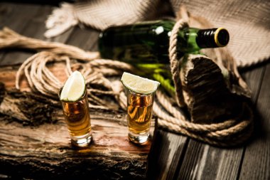 Tekila yığın ahşap arka plan üzerinde