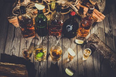 Alkol, viski, tekila, viski, konyak, ROM bir ahşap bar counter, vintage fotoğraf üzerinde bir sürü