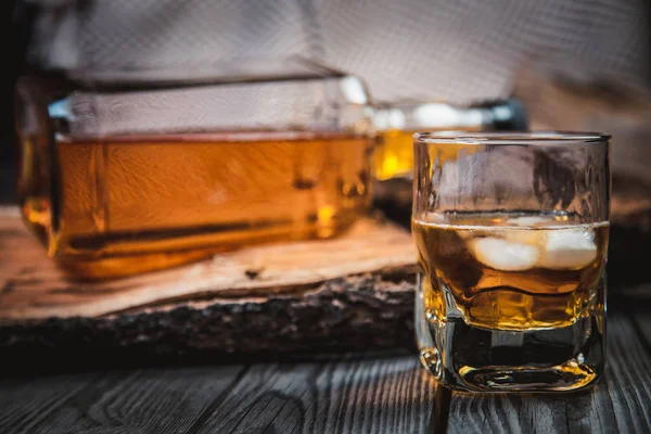 Glas Whisky Und Eine Flasche Whiskey Auf Einem Holzgrund — Stockfoto