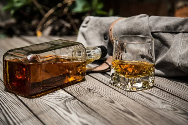 Glas Whisky Und Eine Flasche Whiskey Auf Einem Holzgrund — Stockfoto