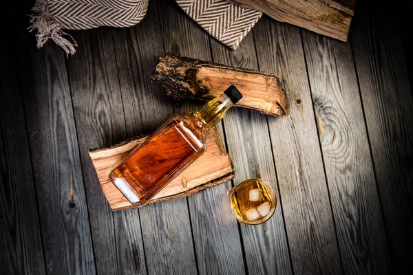 Bicchiere Whisky Una Bottiglia Whisky Fondo Legno — Foto Stock