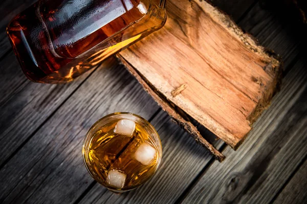 Glas Whisky Und Eine Flasche Whiskey Auf Einem Holzgrund — Stockfoto